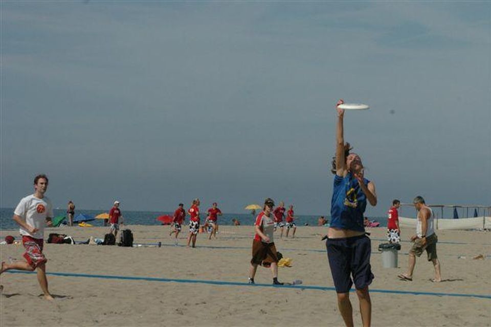 Oft verður mikill handagangur í öskjunni þegar menn eigast við í ultimate frisbee.