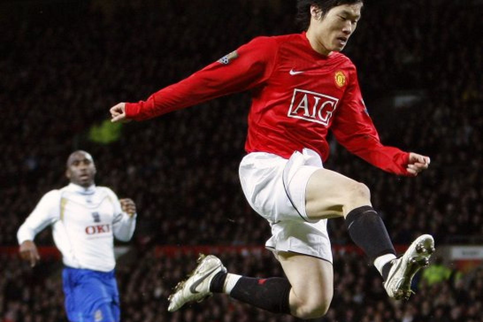 Park Ji-sung jumps sækir að marki Portsmouth á Old Trafford …