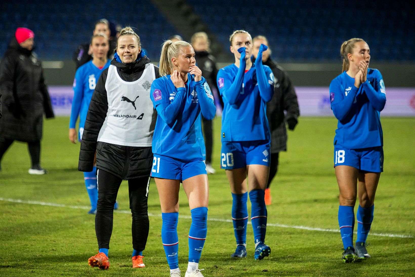 Guðný Árnadóttir, númer 20, og Guðrún Arnardóttir, númer 18, spiluðu …