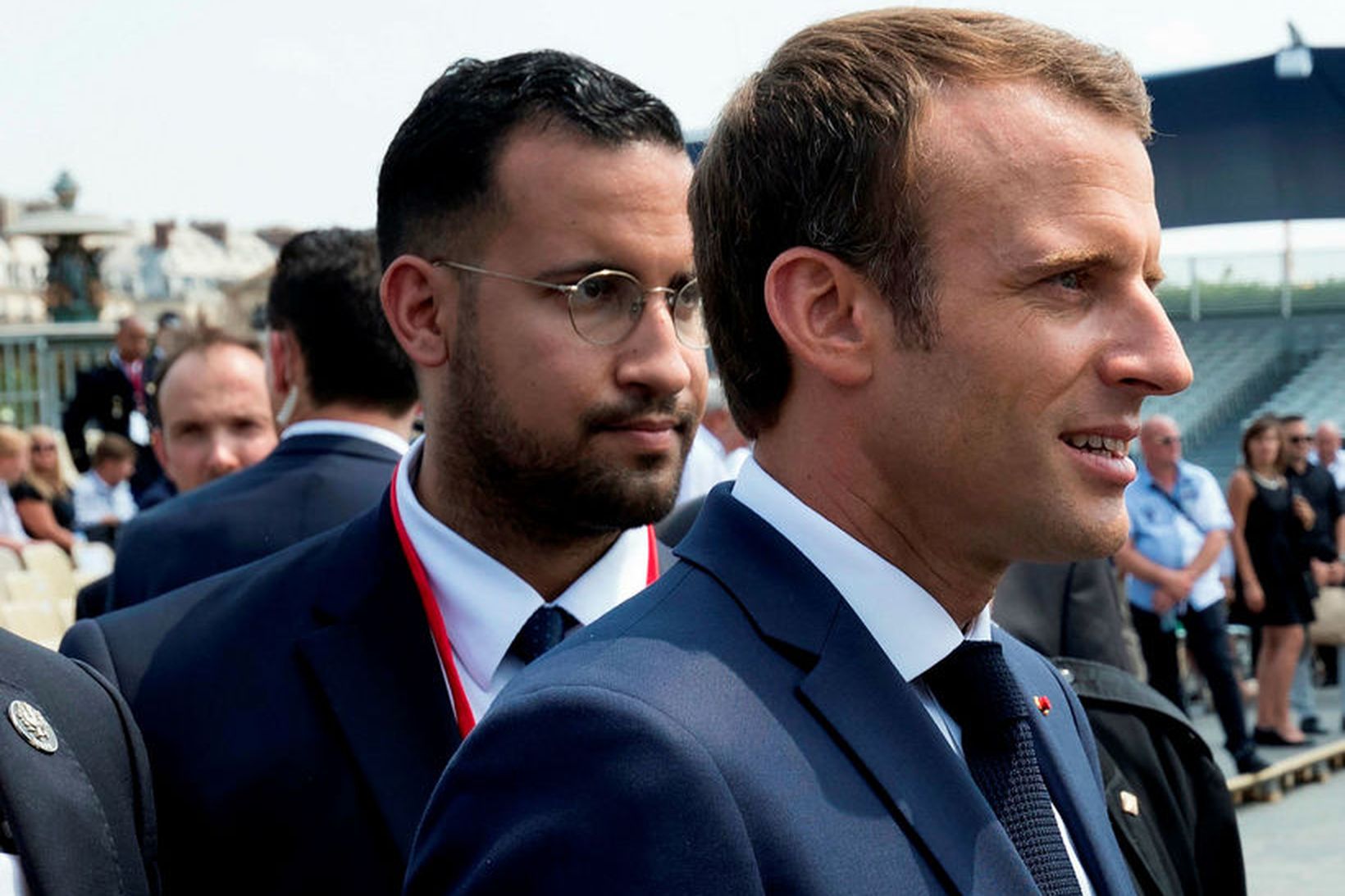 Alexandre Benalla (t.v.) og Emmanuel Macron (t.h.). Benalla hefur nú …