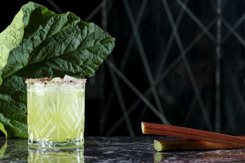 Basil & rababara-margarita er ljúffengur kokteill sem á vel við á þessum árstíma.