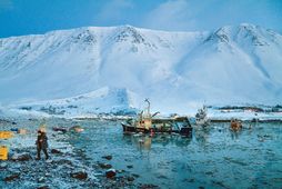 Aðkoman á hafnarsvæðinu á Flateyri var nöturleg eftir snjóflóðin í janúar 2020.