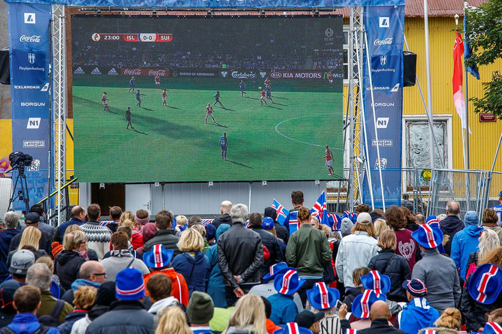 Ísland spilar fyrsta leikinn á heimsmeistaramótinu í knattspyrnu á morgun.