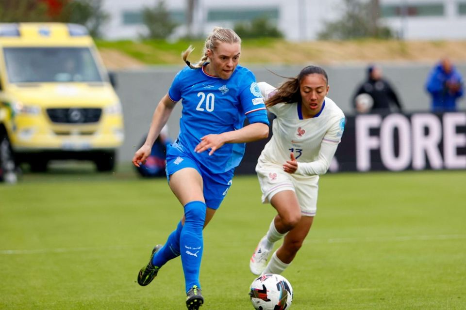 Guðný Árnadóttir með boltann í kvöld.