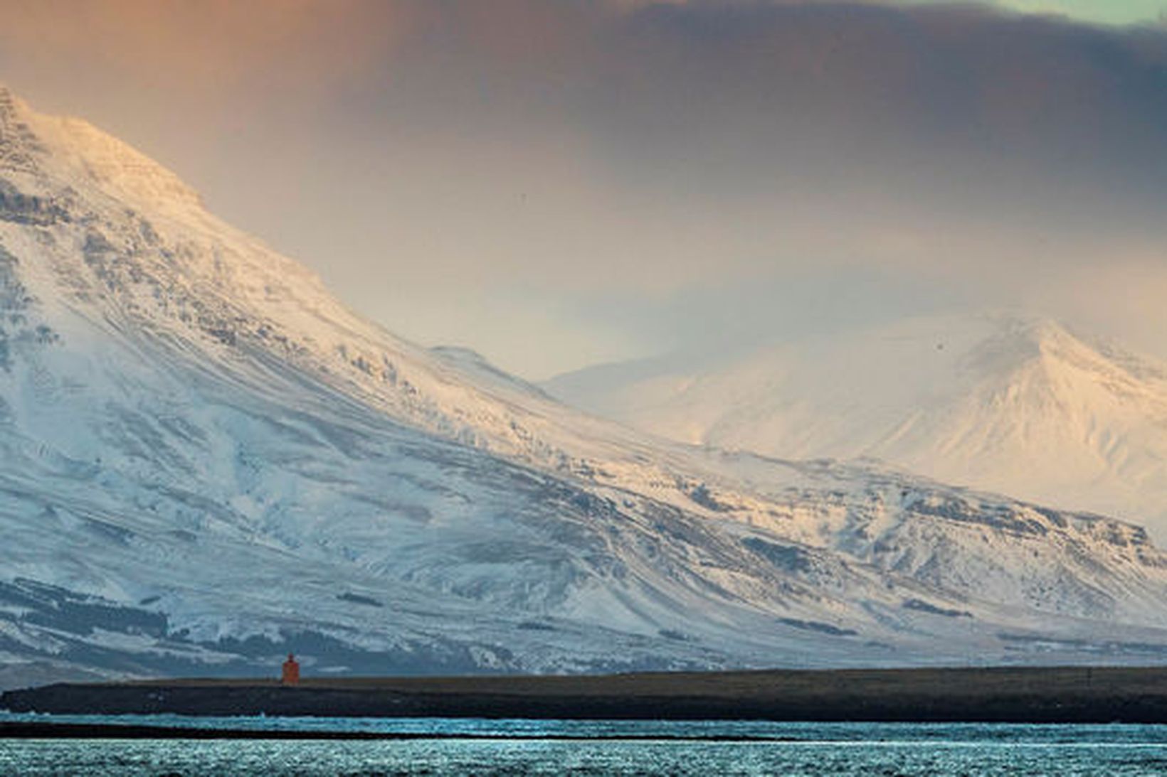 Esjan í vetrarskrúða.