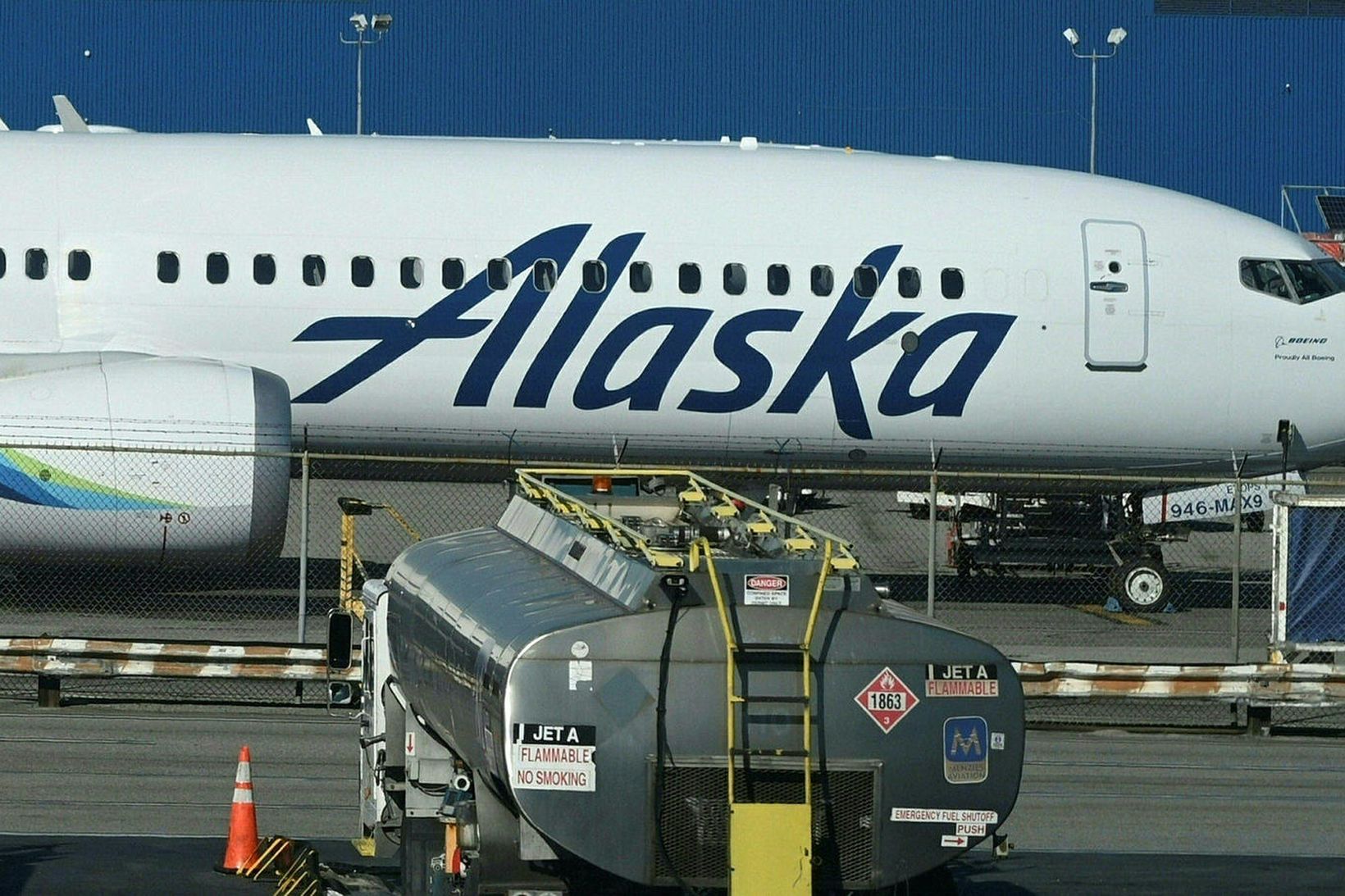 Flugvél Alaska Airlines, af gerðinni Boeing 737 MAX, á flugvellinum …