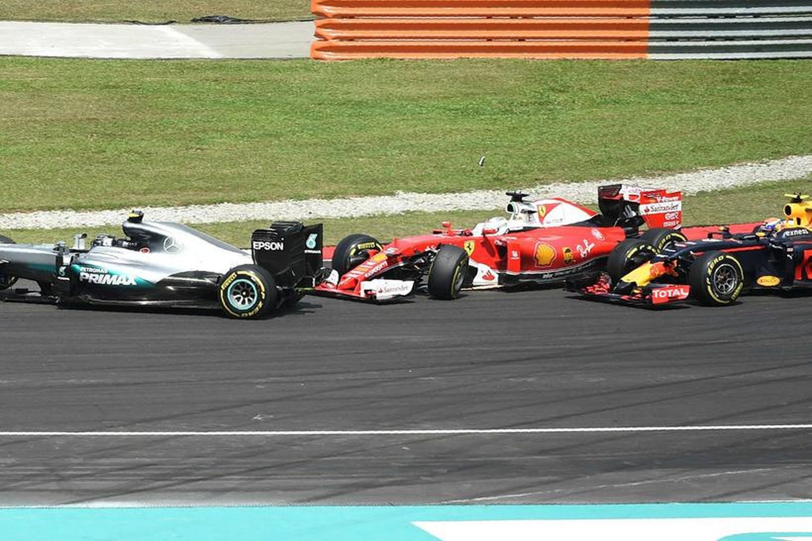 Sebastian Vettel á Ferrari ók fyrst utan í Max Verstappen …