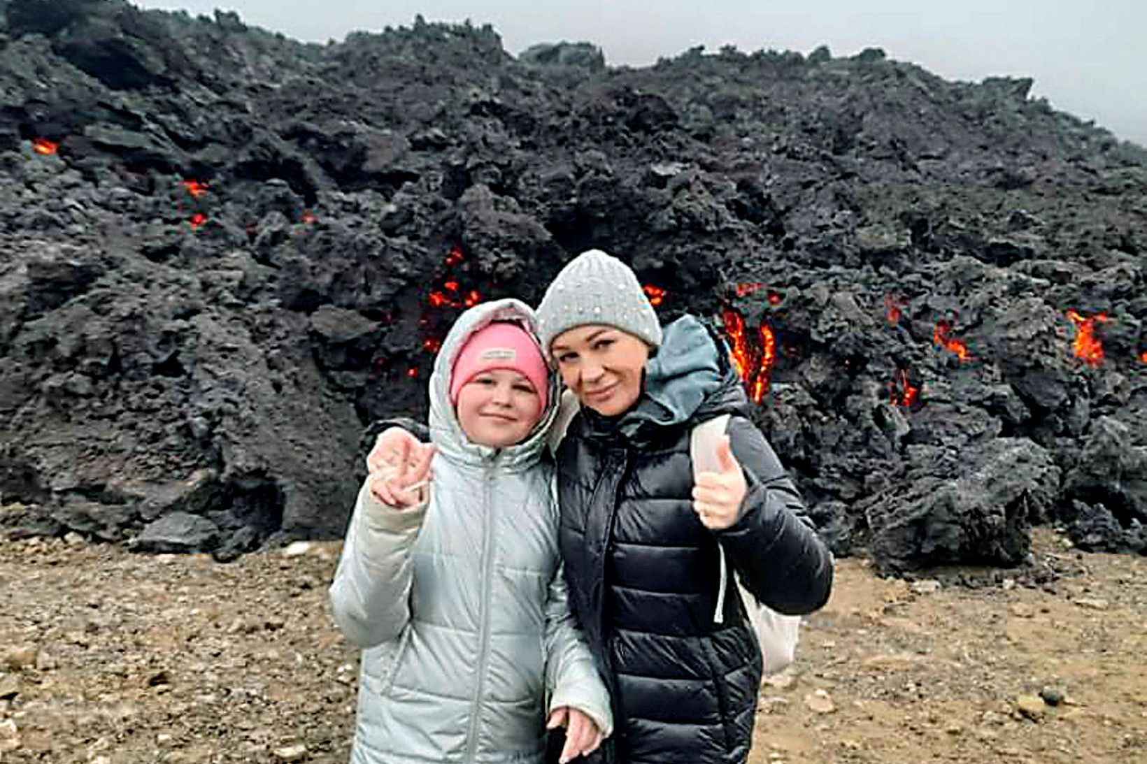 Mæðgurnar Katarzyna Chojnowska og Emma við Fagradalsfjall.