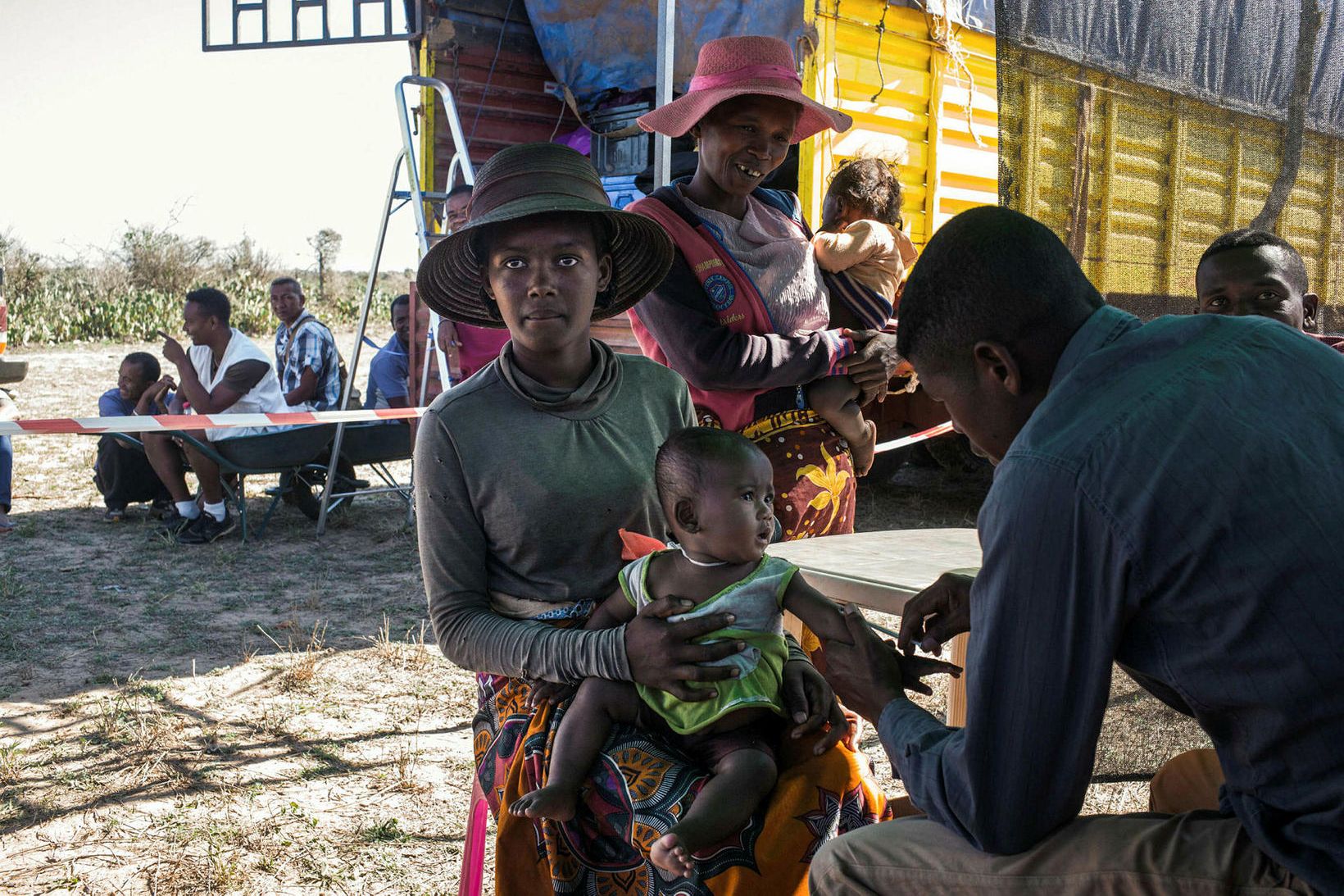 Barn frá Madagaskar fær bólusetningu við berklum frá hjúkrunarfræðingi á …