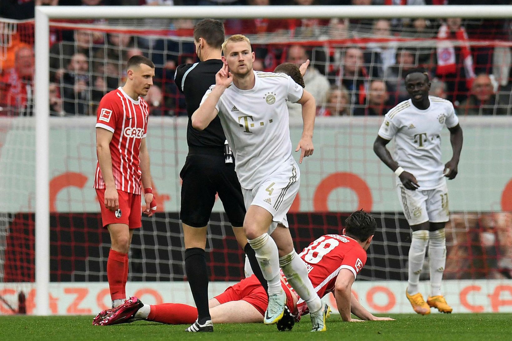 Bæjarinn Matthijs de Ligt fagnar sigurmarki sínu.