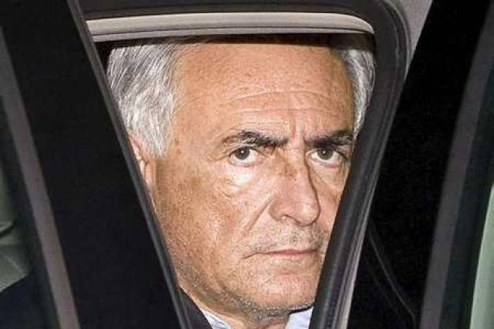 Dominique Strauss-Kahn fluttur á brott frá lögreglustöð í New York …