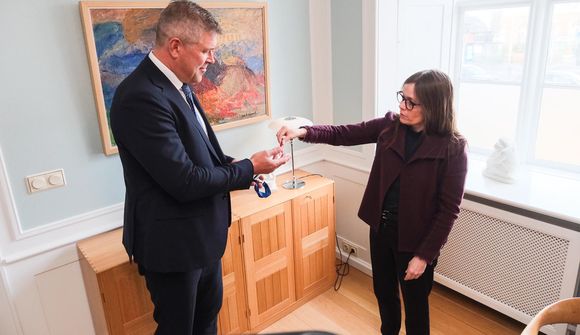 Katrín afhenti Bjarna lyklana 