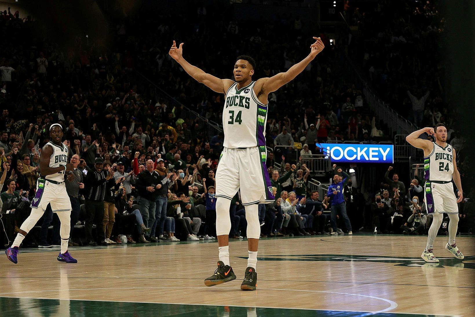 Giannis Antetokounmpo skoraði 32 stig og tók 20 fráköst í …