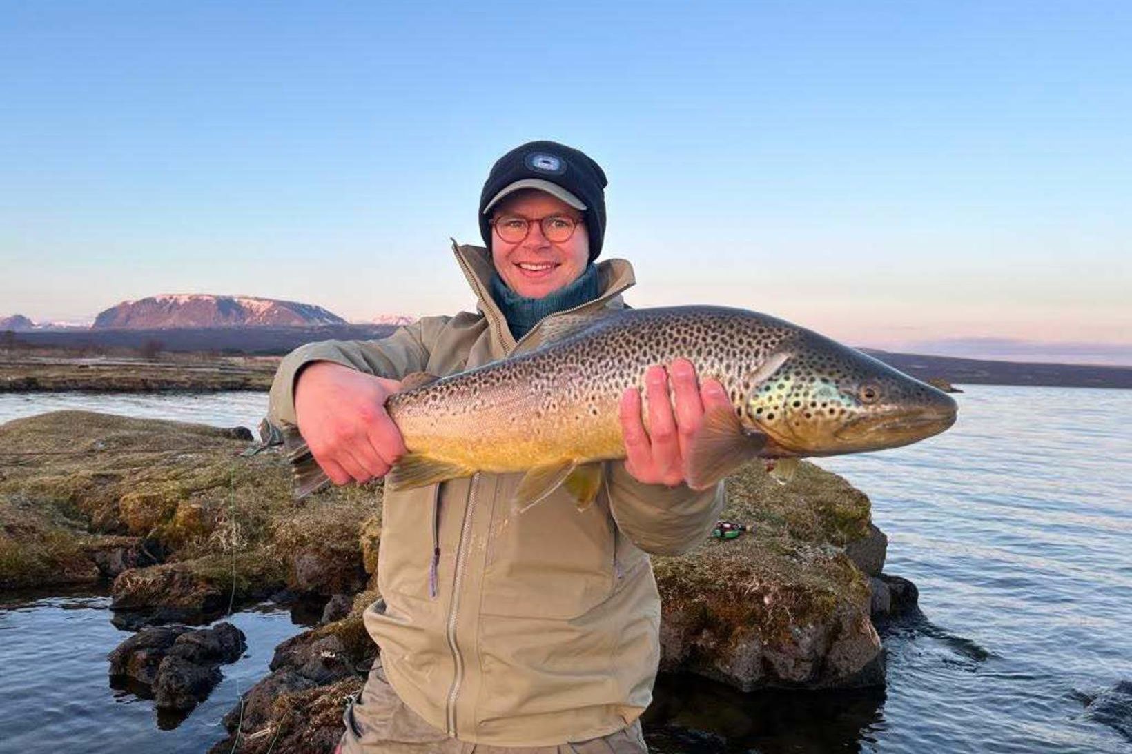 Páskadagskvöld í Vatnskoti á Þingvöllum. Brynjar Páll Jóhannesson. Þessi urriði …