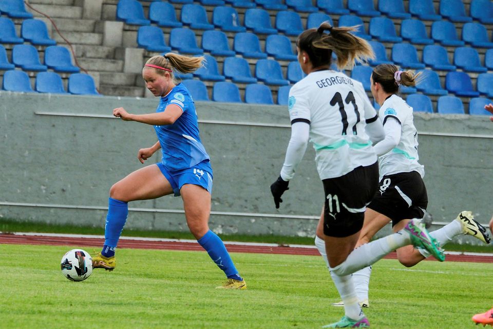 Hlín Eiríksdóttir í þann mund að koma Íslandi í 1:0.