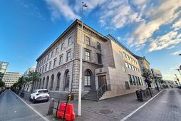 Landsbankahúsið er eitt glæsilegasta og sögufrægasta hús borgarinnar. Óskað er eftir tilboðum.