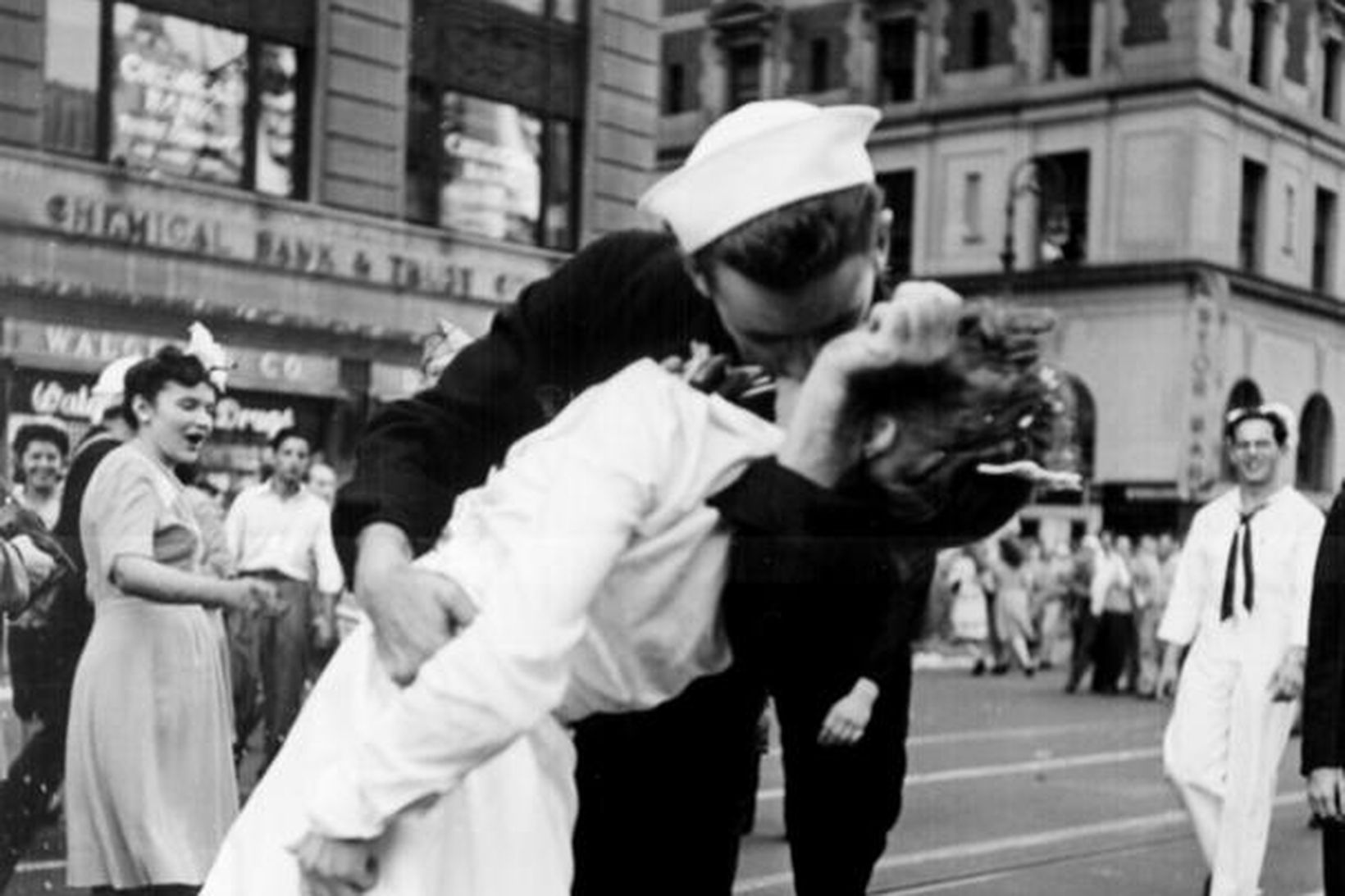 Kossinn frægi á Times Square þann 14. ágúst 1945. Þetta …