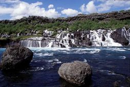 Hraunfossar falla undan Hallmundarhrauni og niður í Hvítá en Barnafoss er skammt ofan við fossana.
