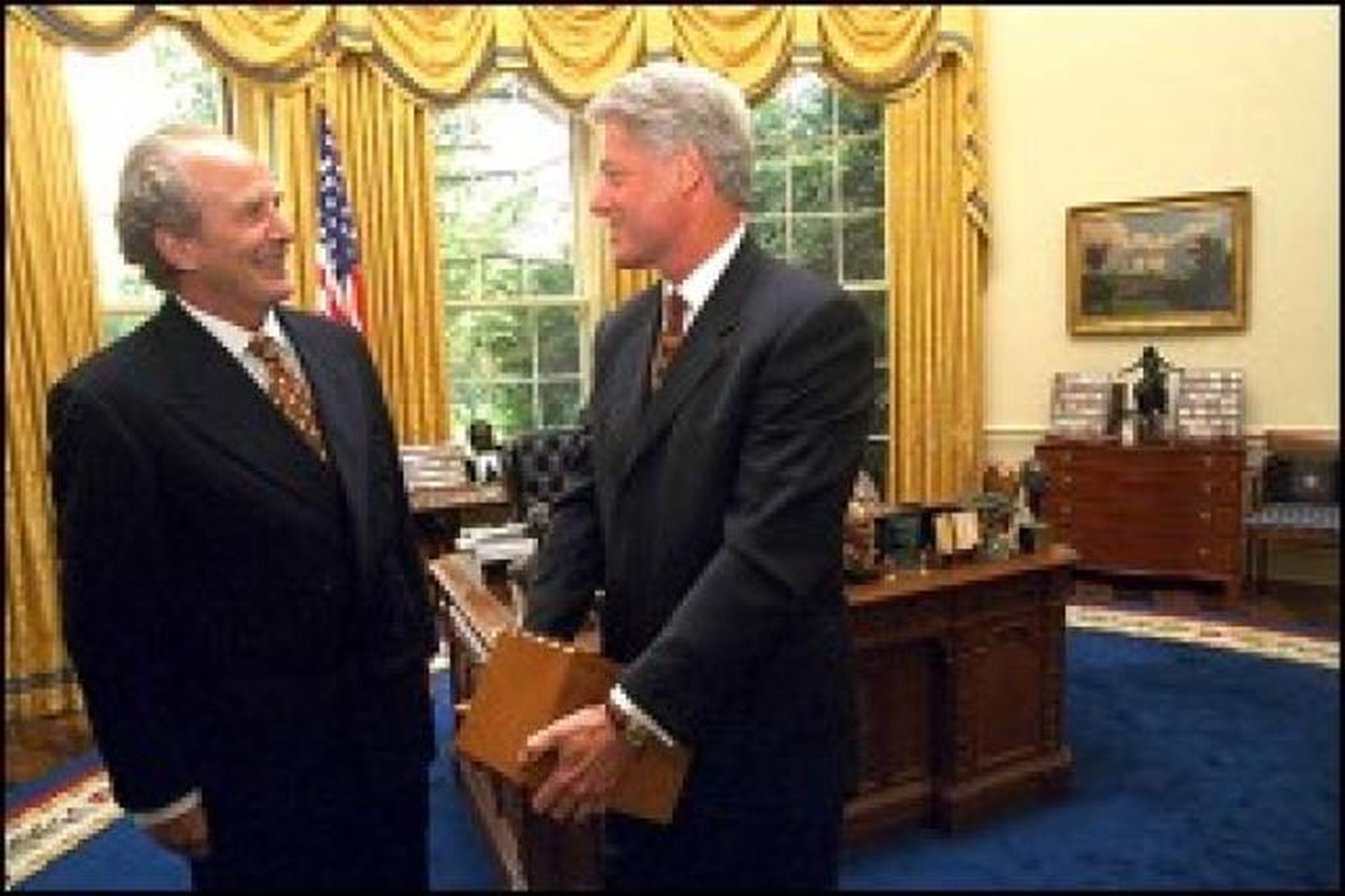 Jón Baldvin Hannibalsson afhendir Bill Clinton Íslendingasögurnar í Hvíta húsinu.