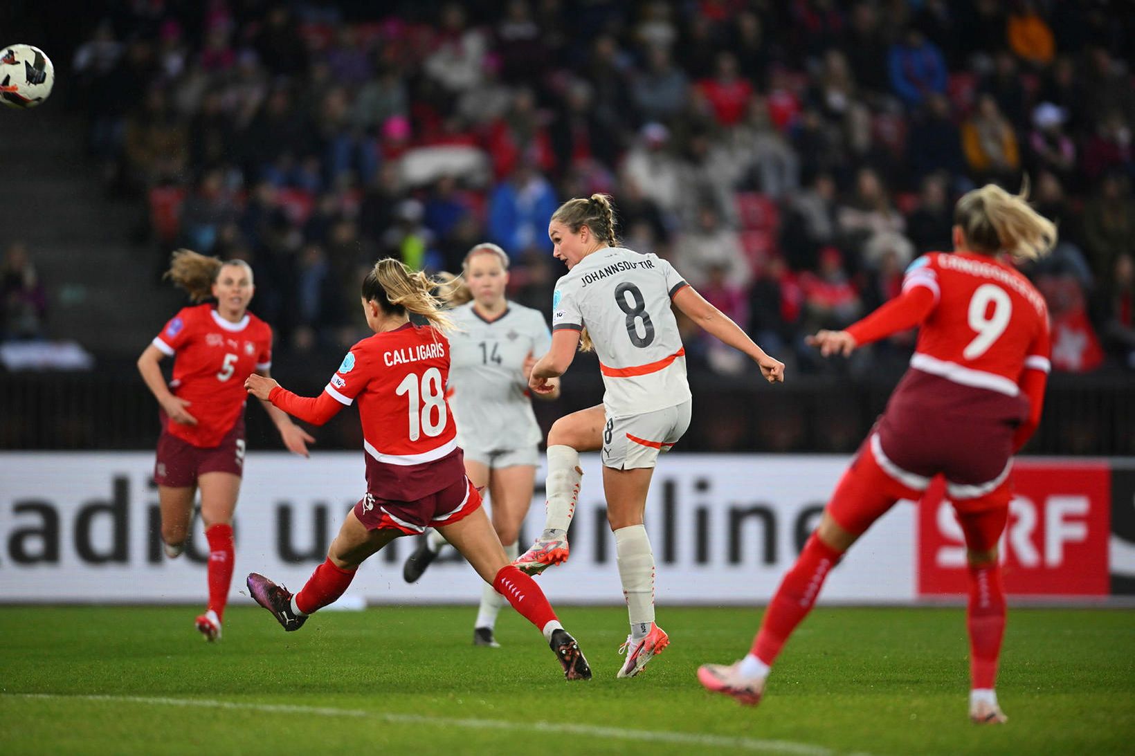 Alexandra Jóhannsdóttir skýtur í fyrri leik liðanna í Sviss í …