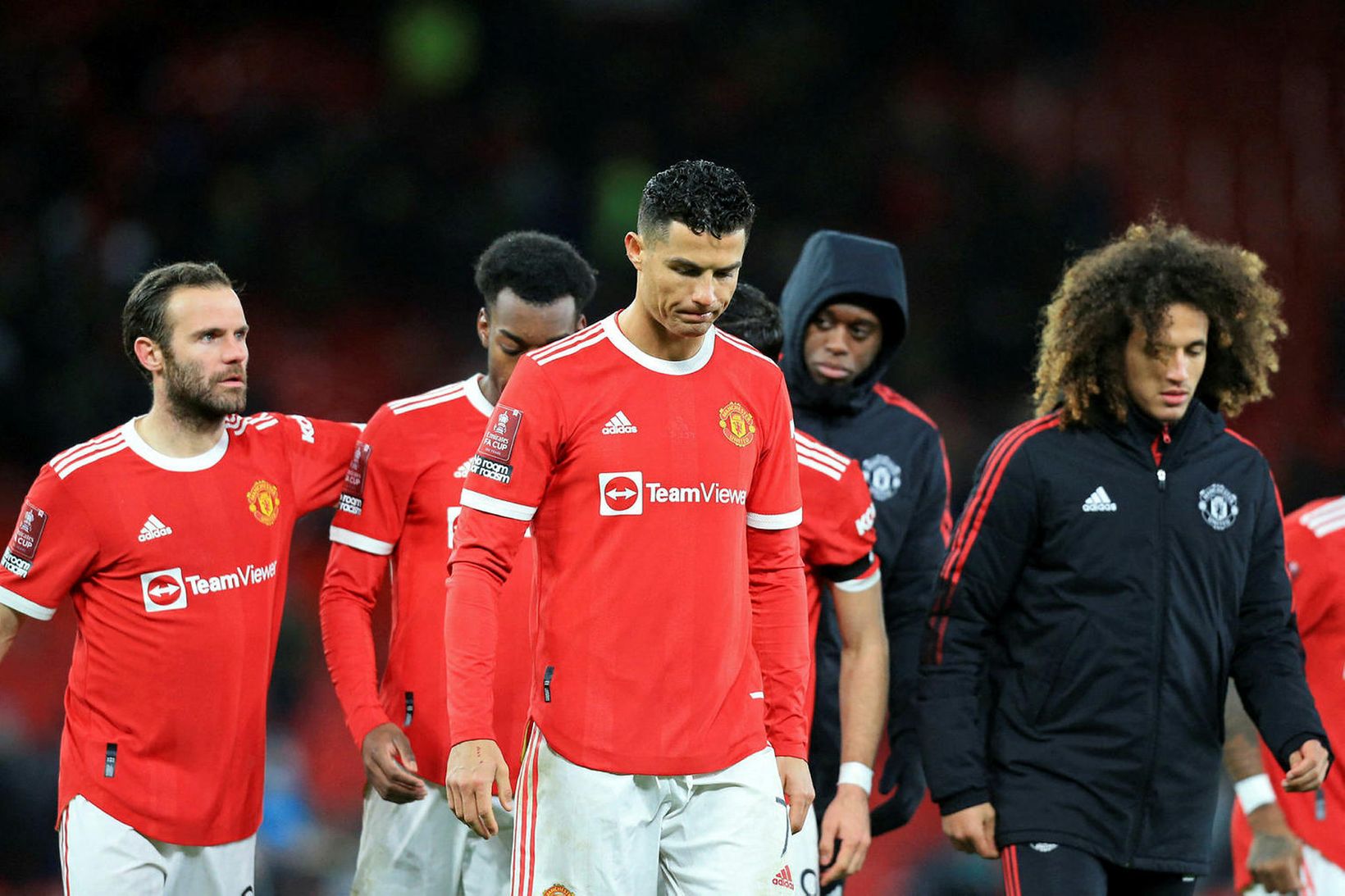 Leikmenn Manchester United niðurlútir eftir tapið fyrir Middlesbrough í gær.