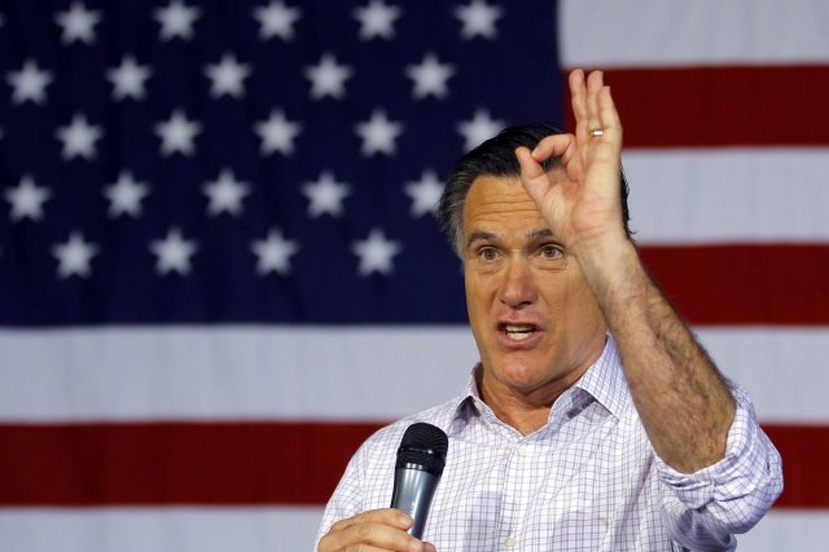 Mitt Romney fagnar sigri.