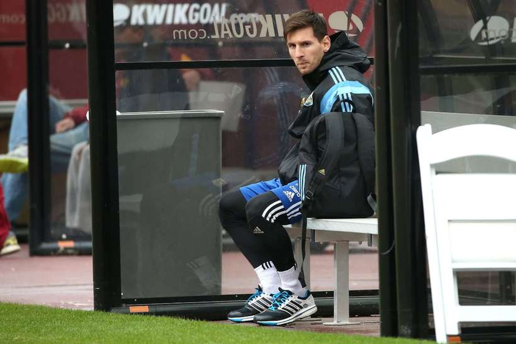 Lionel Messi situr og horfir á félaga sína æfa fyrir …