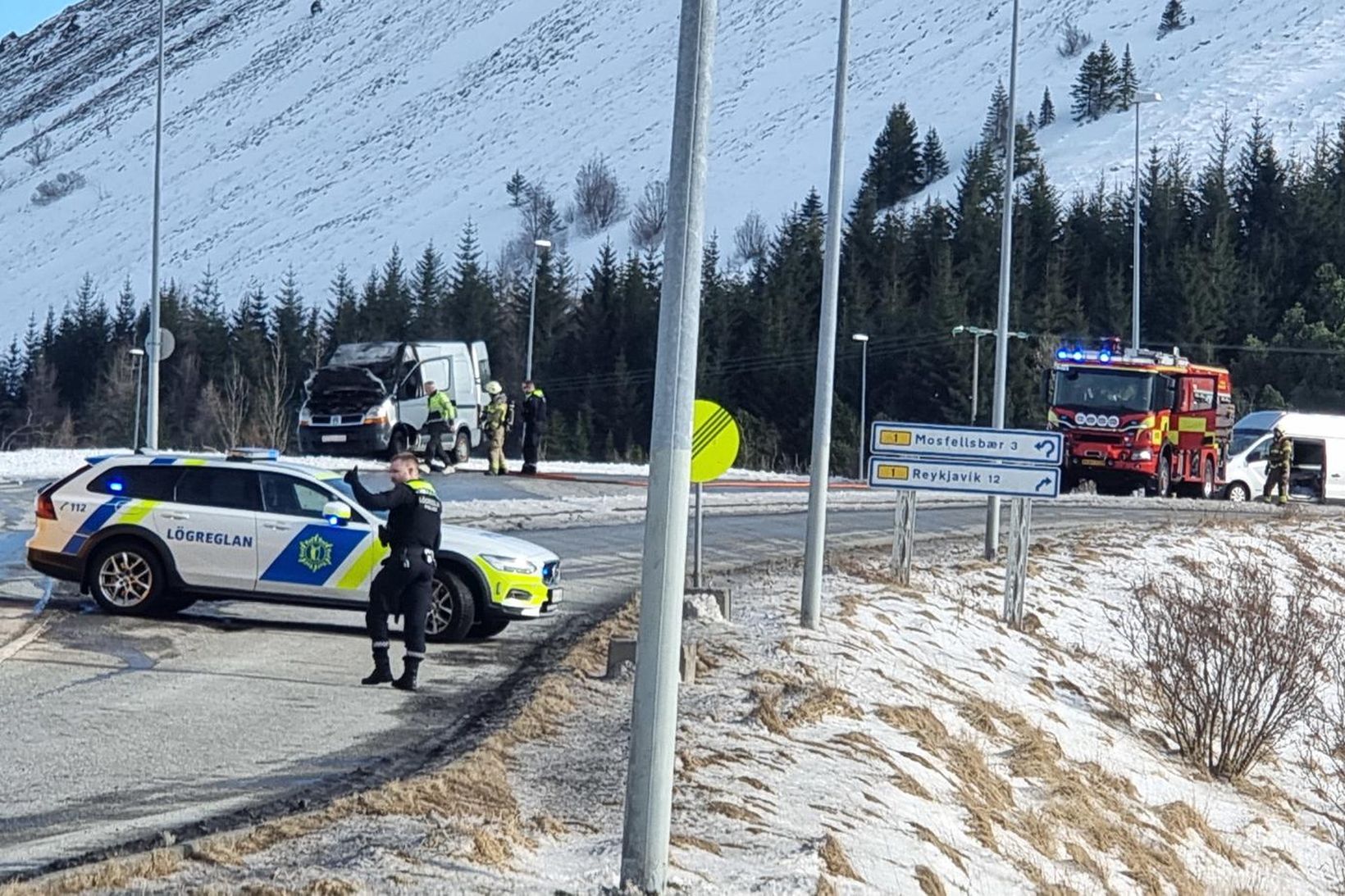 Eldur kviknaði í bíl á Vesturlandsvegi