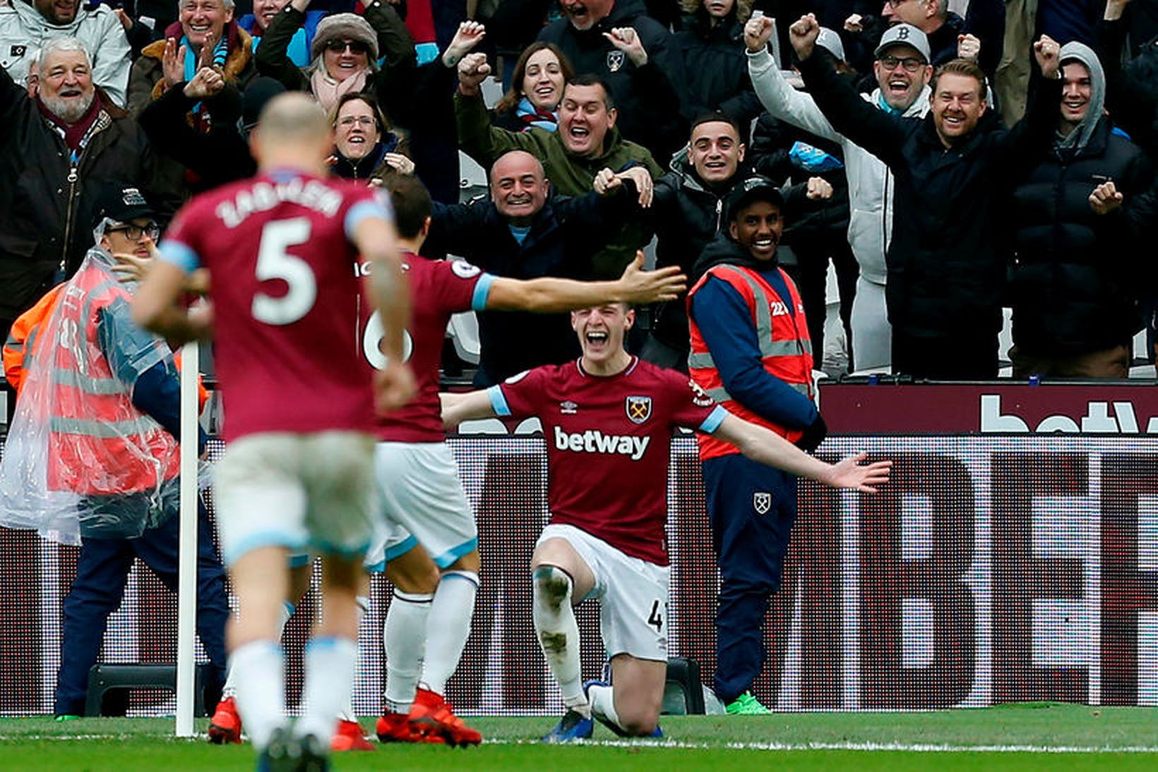 Declan Rice fagnar marki sínu gegn Arsenal í dag.