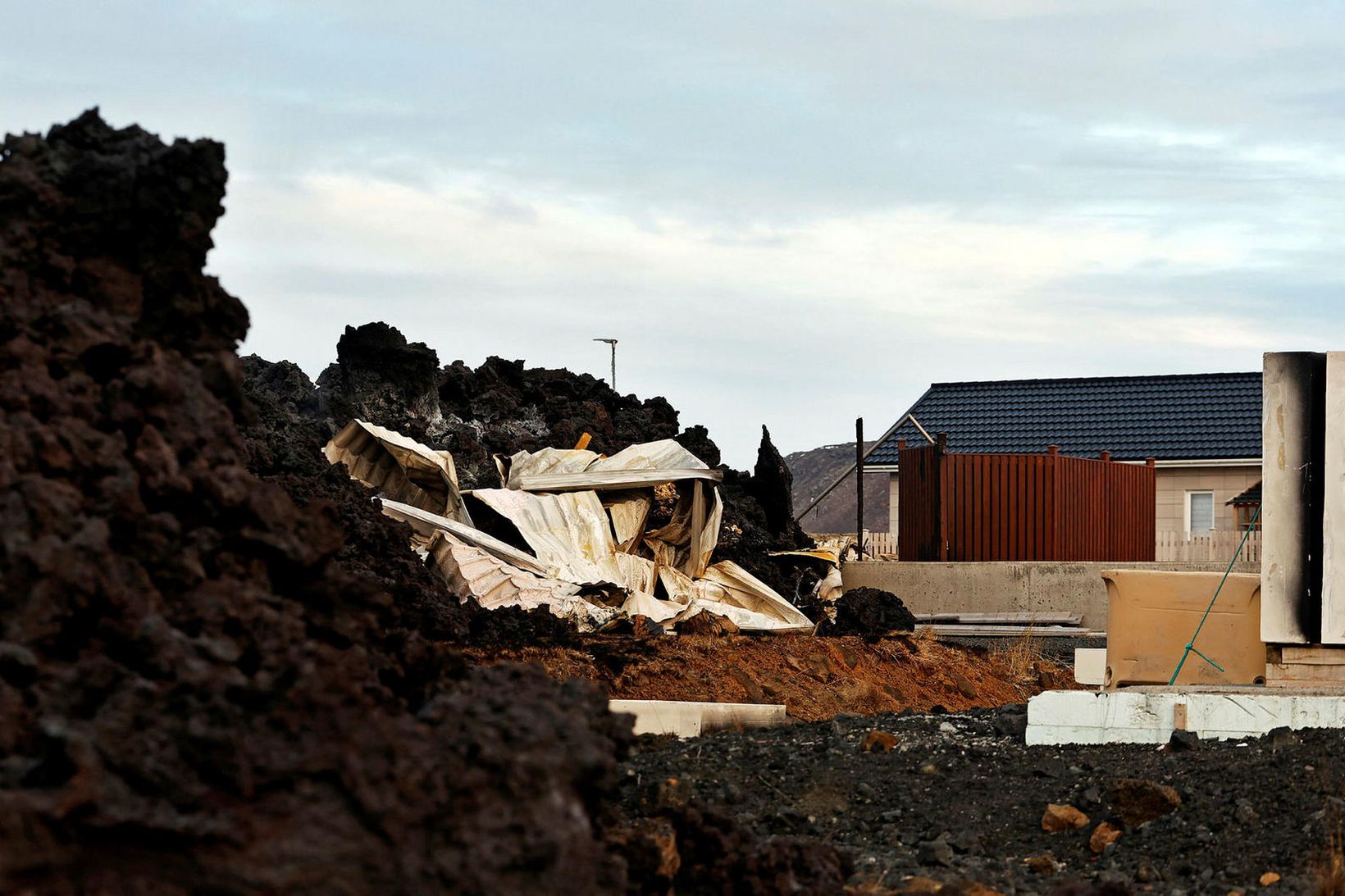 Hraunstaflar ná íbúðarhúsunum að hæð við norðurenda byggðarinnar í Grindavík.