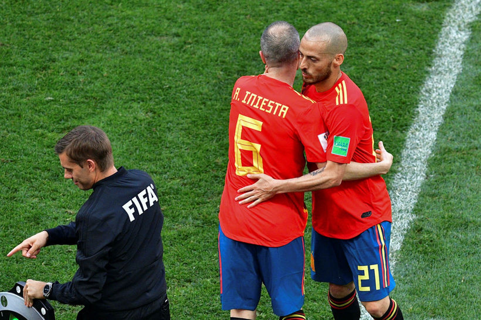 David Silva faðmar hér Andres Iniesta sem einnig hætti með …