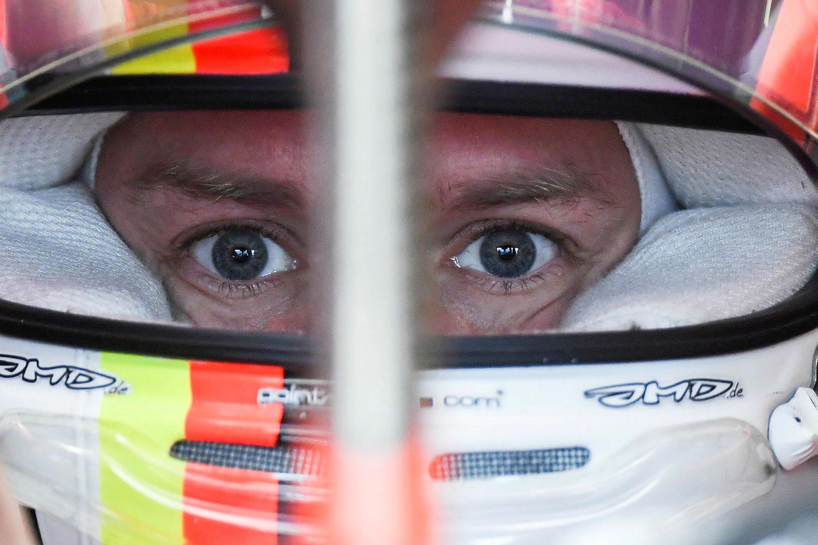 Sebastian Vettel einbeittur á svip í bíl sínum milli aksturslota …