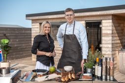 Sjáðu hvernig Ísak grillar og sker tomahawk-steikina