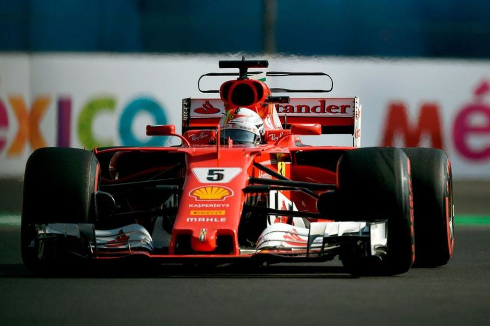 Sebastian Vettel á Ferrari á leið til sigurs í keppninni um ráspól mexíkóska kappakstursins.