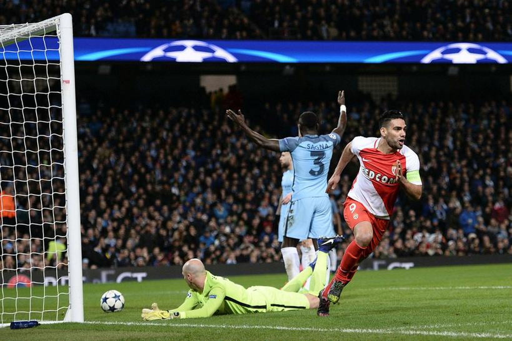 Radamel Falcao fagnar marki sínu gegn Manchester City.