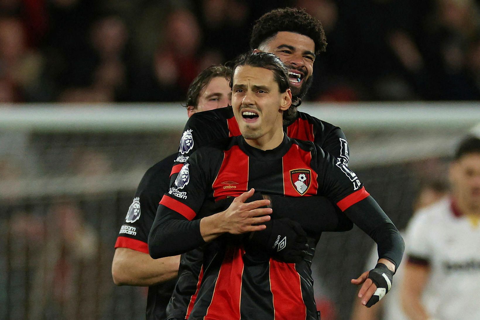 Enes Ünal fagnar eftir að hafa tryggt Bournemouth stig gegn …