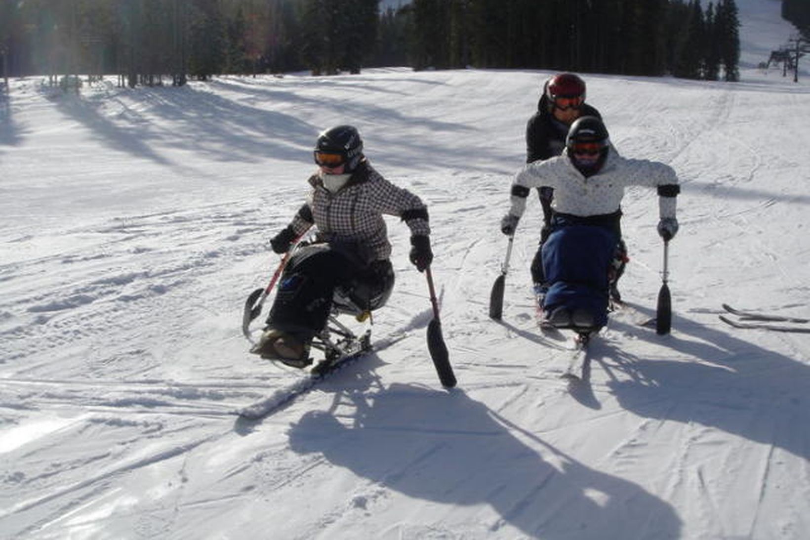 Stúlkurnar láta ekkert stöðva sig og njóta verunnar í Colorado. …