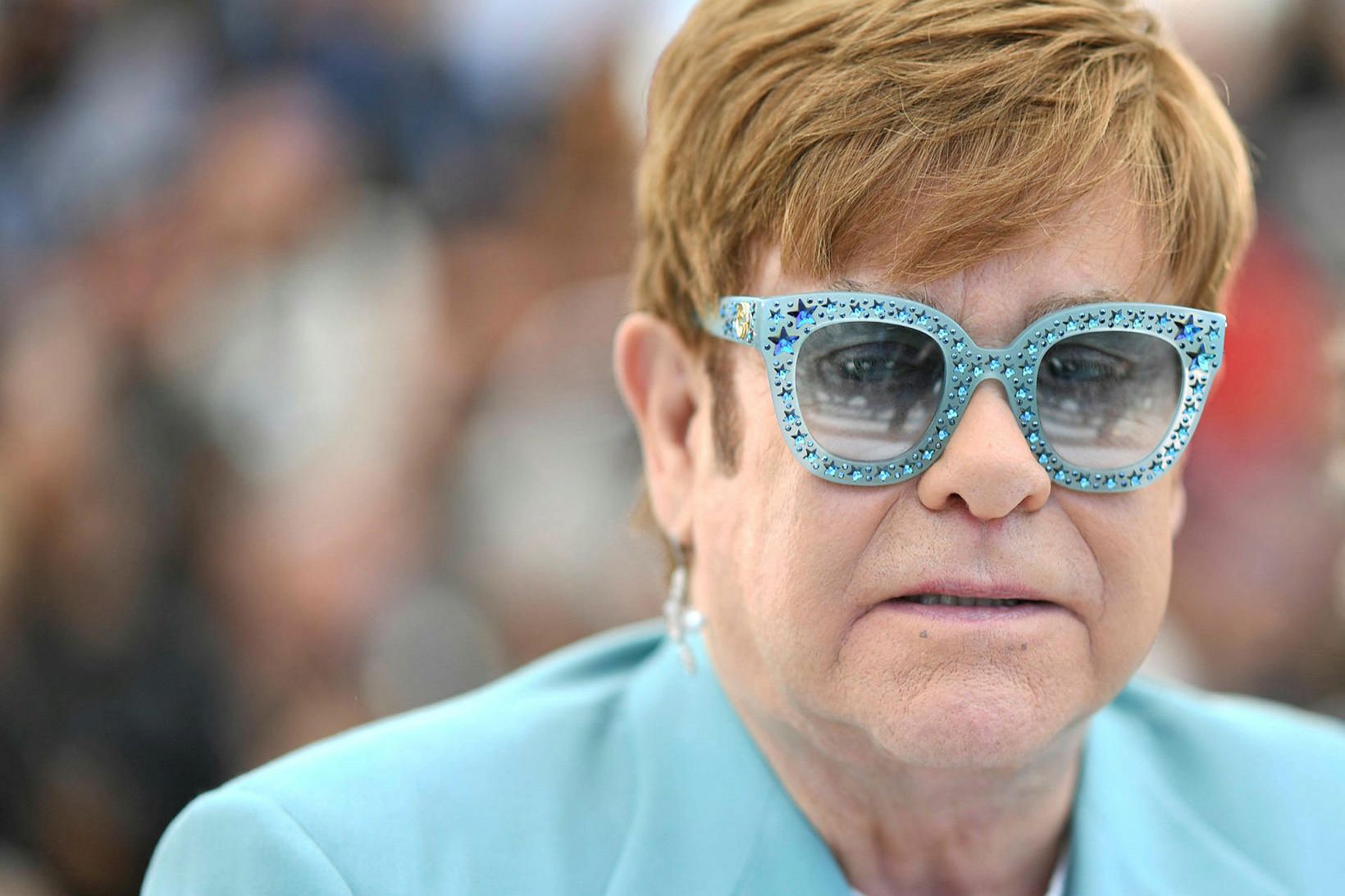Elton John er staddur í Sviss.