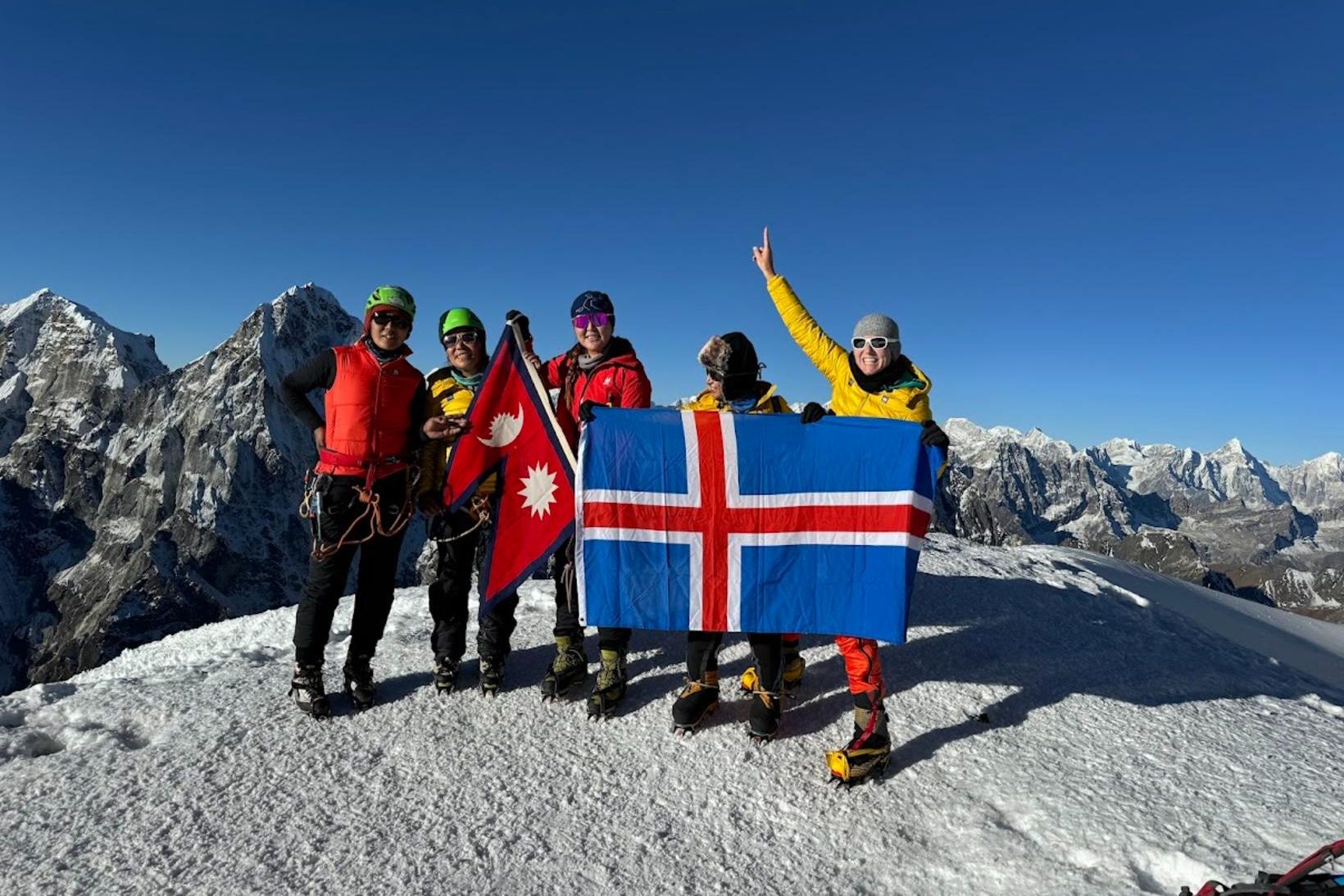 Hópurinn gekk upp á Lobuche (6119m) tind í Himalayafjöllum.