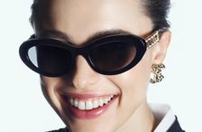 Margaret Qualley með sólgleraugu frá franska tískuhúsinu Chanel.