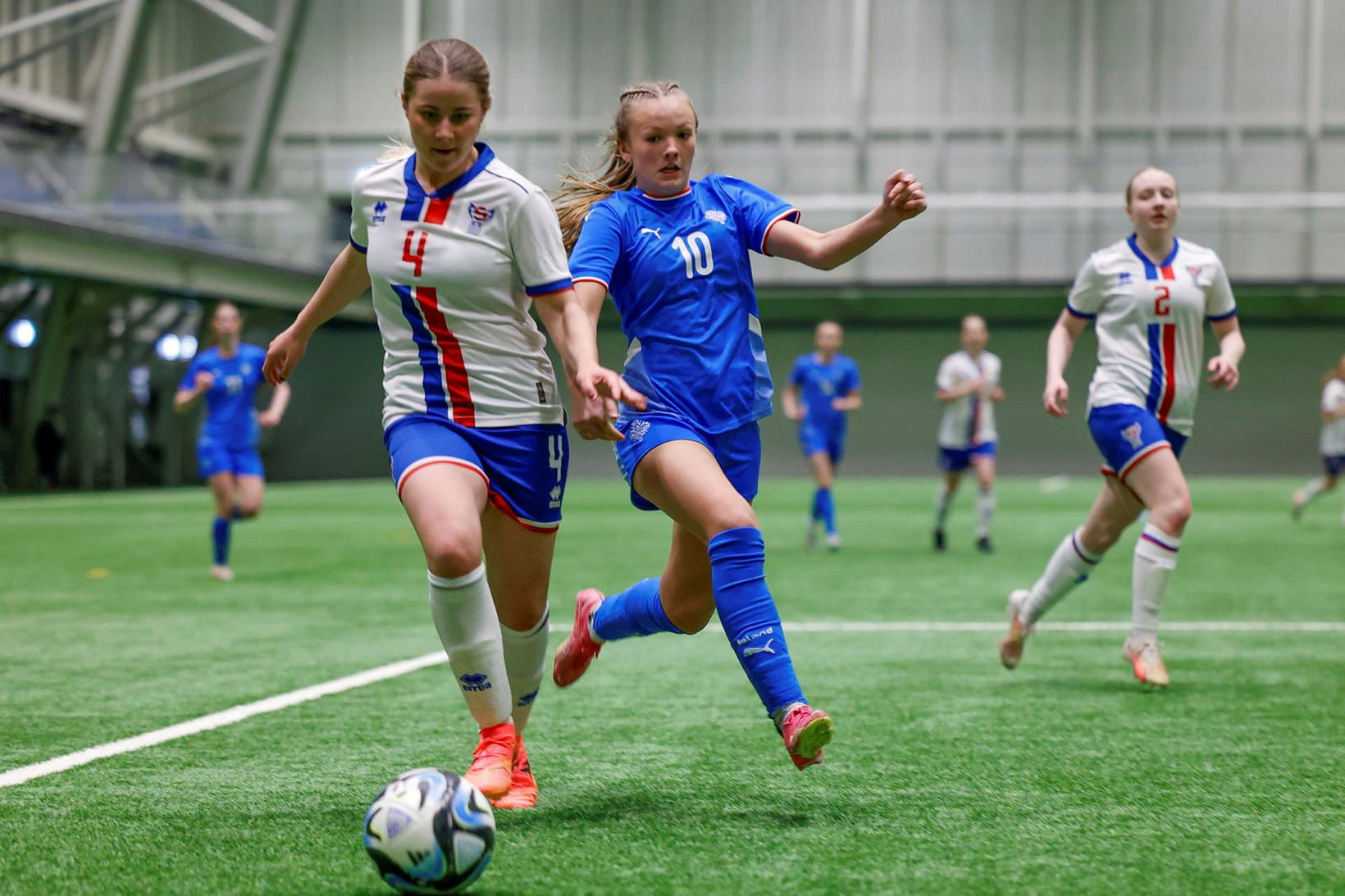 Kara Guðmundsdóttir (10) skoraði tvennu fyrir KR.
