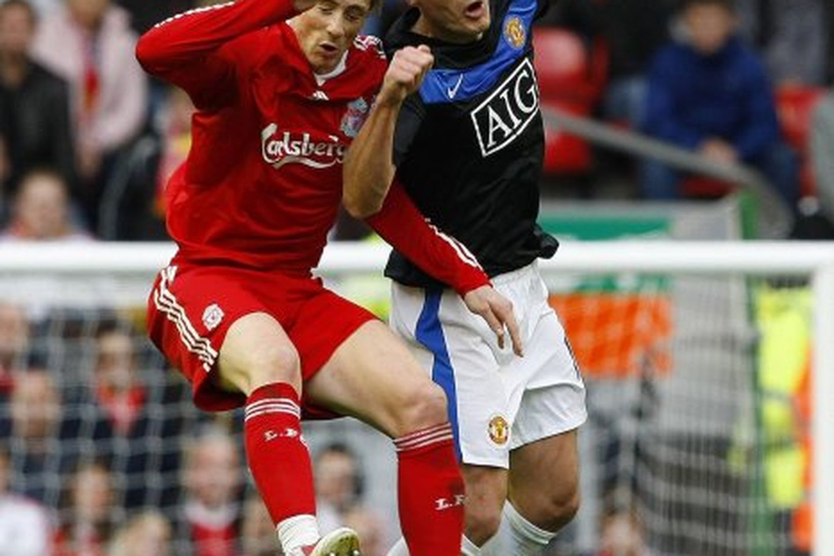 Fernando Torres og Nemanja Vidic í skallaeinvígi á Anfield í …