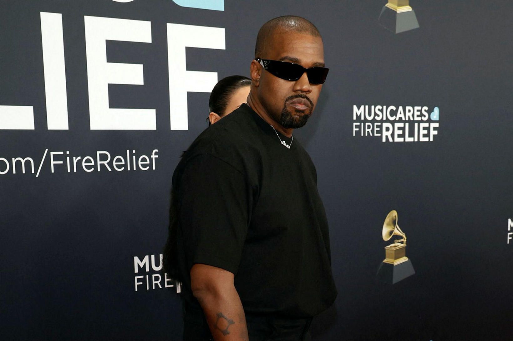 Kanye West á umdeildu augnablik á rauða dreglinum á Grammy-verðlaunahátíðinni …