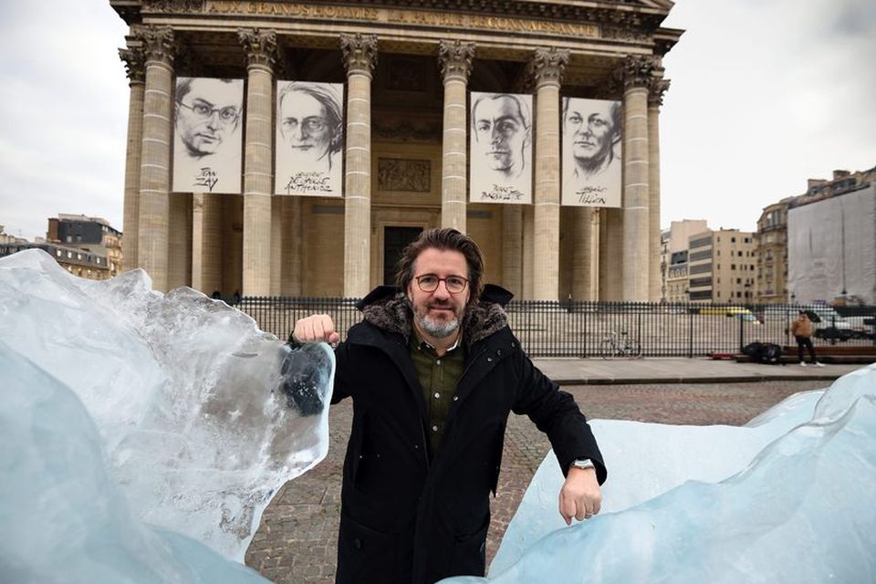 Ólafur Elíasson við listaverk sitt, „Ice Watch“ í París.