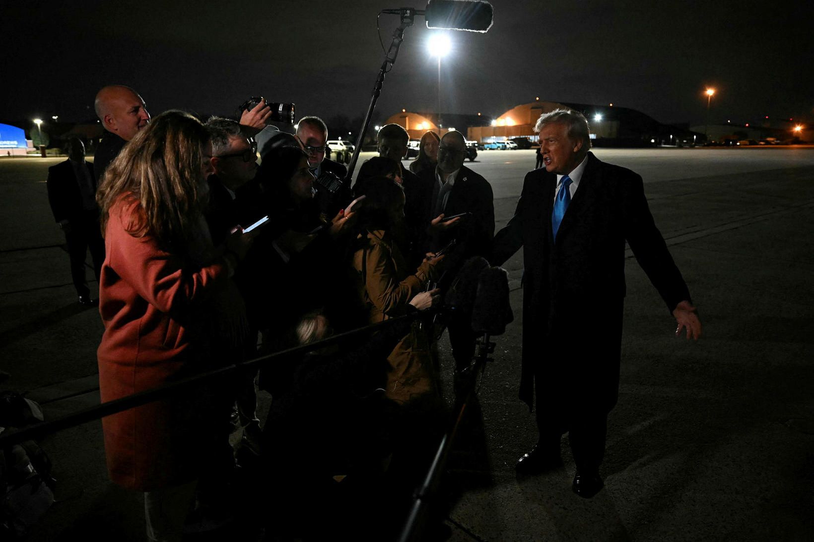 Donald Trump ræddi við blaðamenn á flugbrautinni í Washington í …