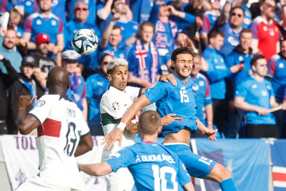 Joao Cancelo og Willum Þór Willumsson í skallabaráttu.