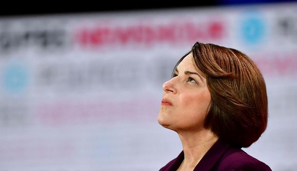 Klobuchar dregur sig í hlé 