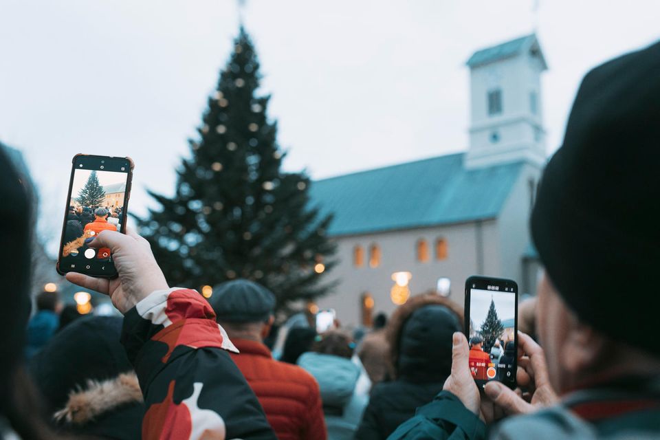 Bæði börn og fullorðnir tóku upp símtækin og fönguðu stafrænar minningar á Austurvelli í dag.