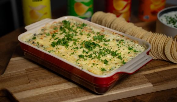 Heit spínatídýfa sem steinliggur með snakkinu í kvöld