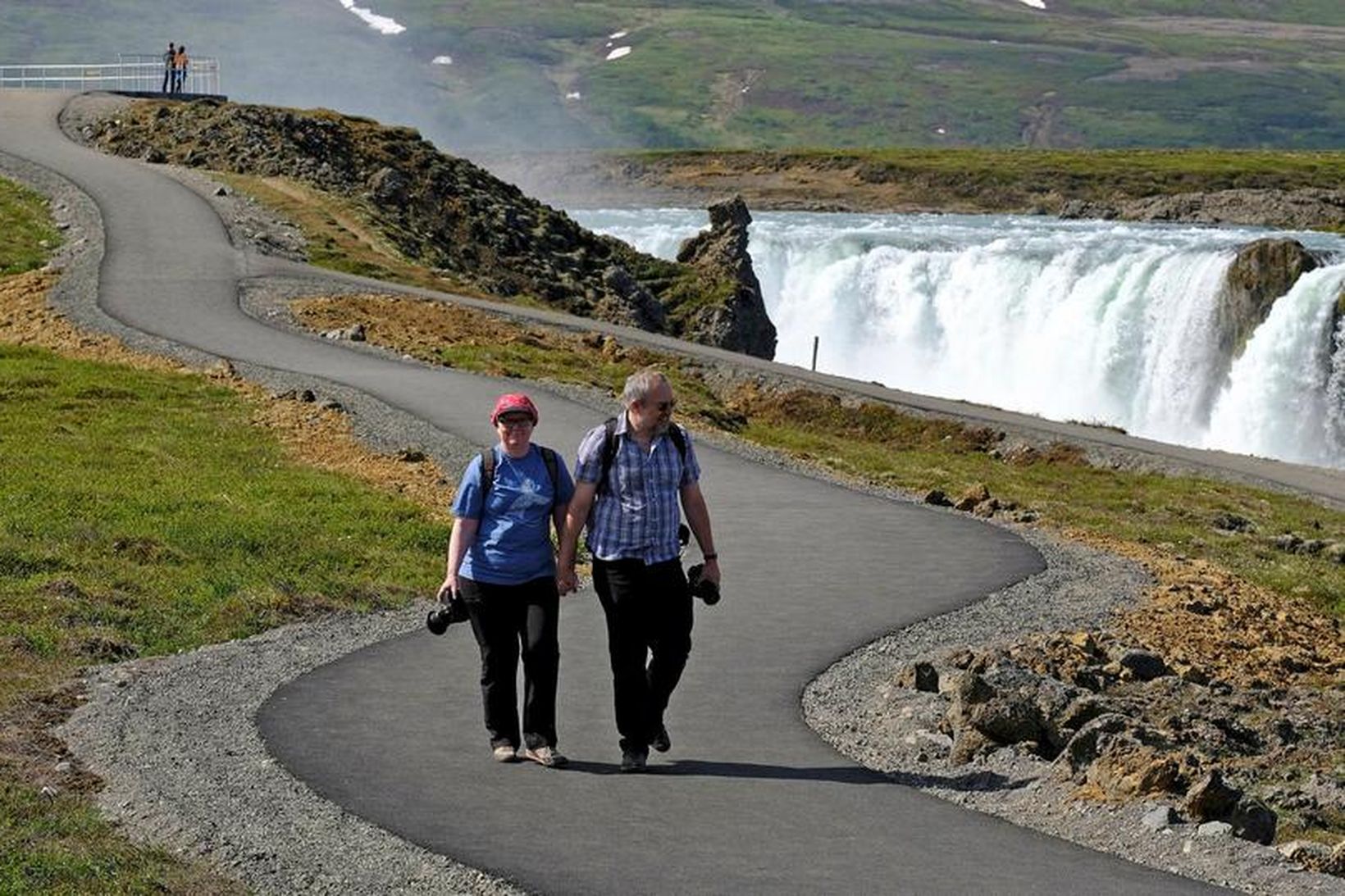 Ferðamenn á gangi eftir malbikuðum göngustígnum.